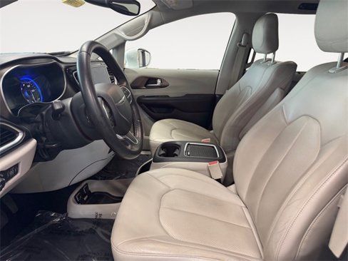 Used 2017 Chrysler Pacifica Touring-L Plus image 6