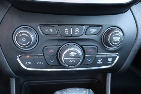 Used 2019 Jeep Cherokee Limited image 24