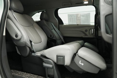 Used 2024 Toyota Sienna Limited image 28