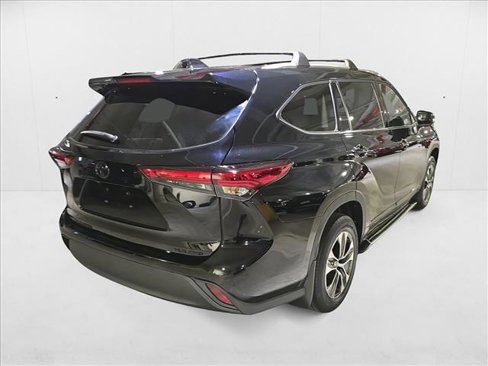Used 2022 Toyota Highlander XLE image 5