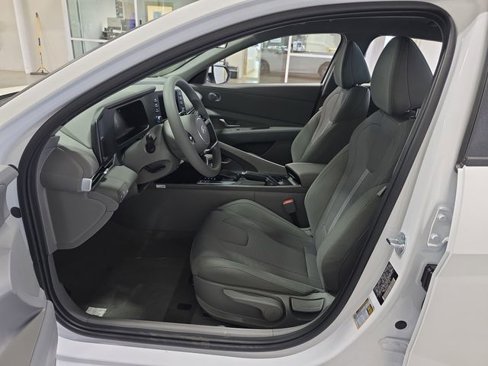 New 2025 Hyundai Elantra SE image 4