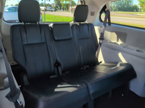 Used 2015 Chrysler Town & Country Touring image 32