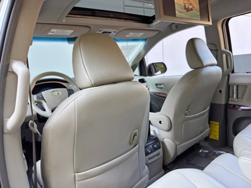 Used 2011 Toyota Sienna XLE image 35