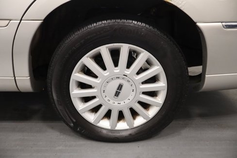 Used 2005 Lincoln Town Car Signature image 22