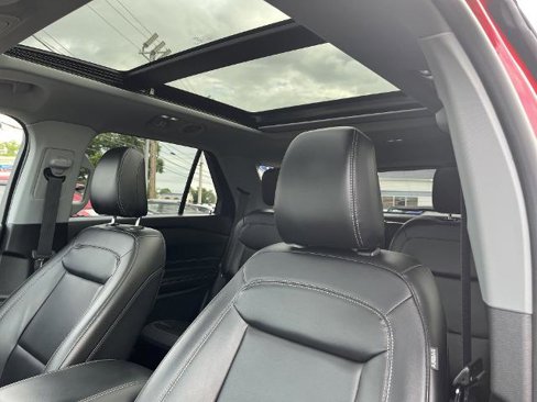 Certified 2022 Ford Explorer XLT w/ Equipment Group 202A image 5