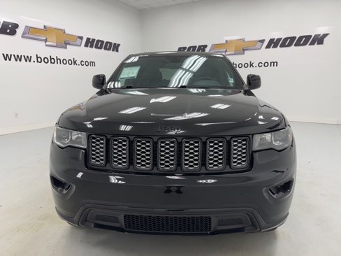 Used 2017 Jeep Grand Cherokee Altitude image 2