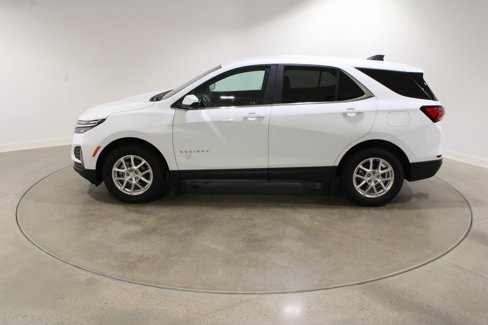 Used 2024 Chevrolet Equinox LT image 2