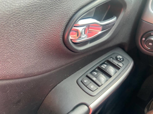 Used 2019 Jeep Cherokee Latitude w/ Popular Appearance Group image 17