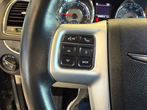 Used 2016 Chrysler Town & Country Touring image 17