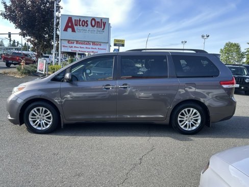 Used 2012 Toyota Sienna XLE image 8