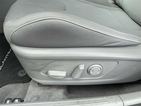 Used 2022 Hyundai Elantra SEL w/ Convenience + Premium Package image 13