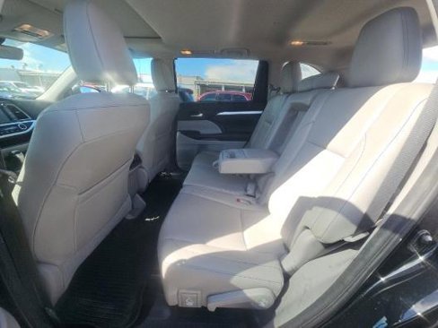Used 2018 Toyota Highlander XLE image 16
