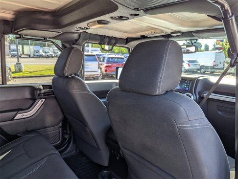 Used 2015 Jeep Wrangler Unlimited Rubicon w/ Connectivity Group image 30