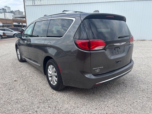 Used 2018 Chrysler Pacifica Touring-L image 10