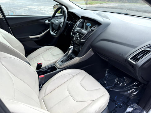 Used 2016 Ford Focus Titanium w/ Titanium Technology Package image 31