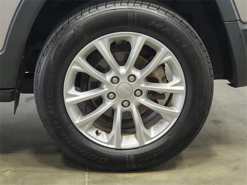 Used 2019 Jeep Cherokee Latitude w/ Popular Appearance Group image 9