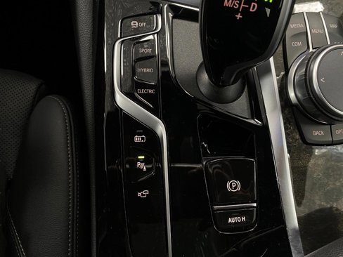 Certified 2021 BMW 530e xDrive w/ Premium Package image 27