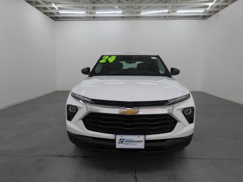 Used 2024 Chevrolet TrailBlazer LS image 2