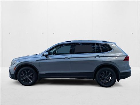 Used 2024 Volkswagen Tiguan SE image 3