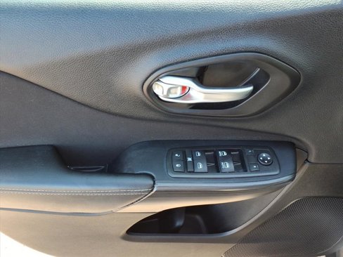 Used 2015 Jeep Cherokee Latitude image 9
