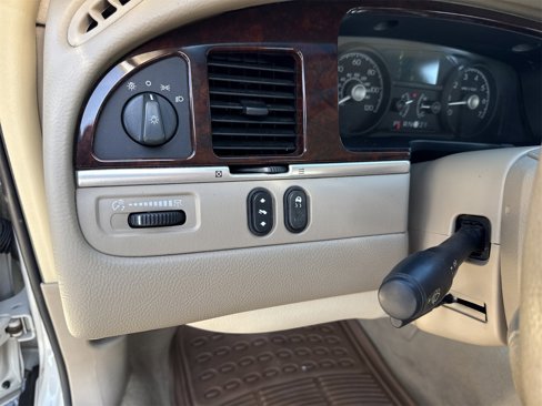 Used 2006 Lincoln Town Car Signature image 16