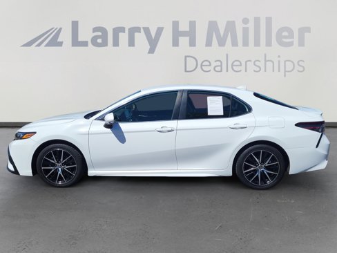 Used 2024 Toyota Camry SE image 3