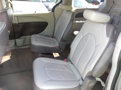 Used 2017 Chrysler Pacifica Touring-L image 8