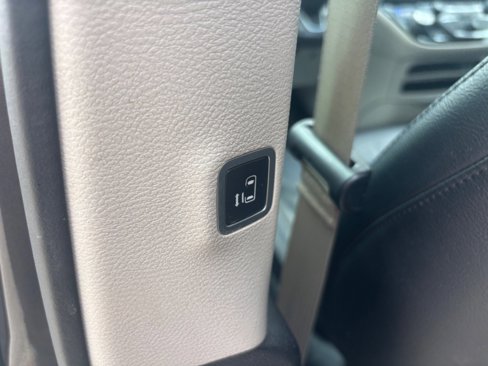 Used 2018 Chrysler Pacifica Touring-L image 26