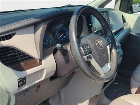 Used 2018 Toyota Sienna XLE image 9