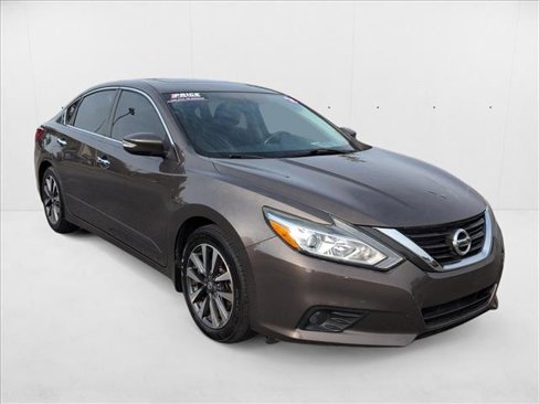Used 2016 Nissan Altima 2.5 SL w/ 2.5 Technology Package image 3