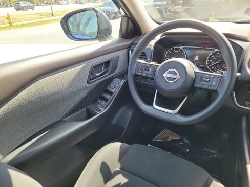 Used 2023 Nissan Rogue S image 18