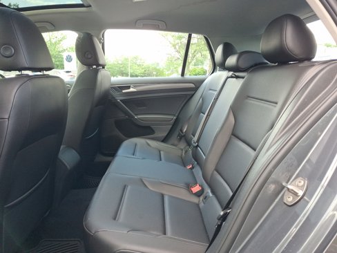Used 2018 Volkswagen Golf SE image 11