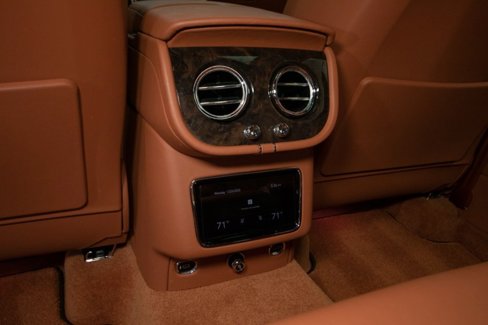 Used 2023 Bentley Bentayga Plug-In Hybrid image 50