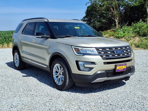 Used 2017 Ford Explorer XLT image 2