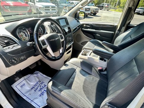 Used 2016 Chrysler Town & Country Touring image 3