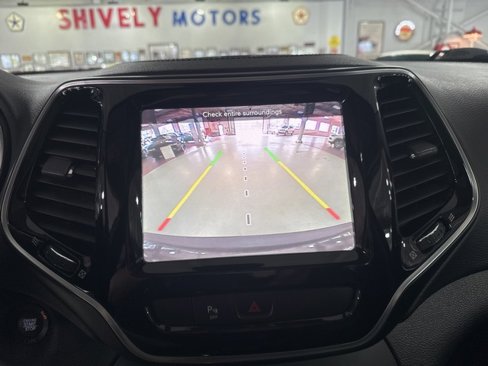 Used 2019 Jeep Cherokee Limited image 18