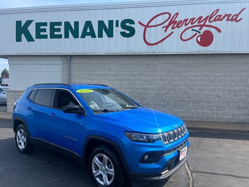 Used 2023 Jeep Compass Latitude image 1
