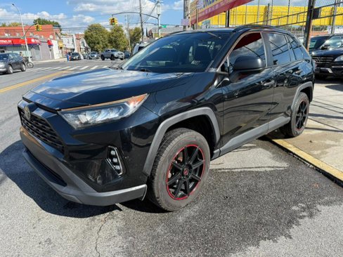Used 2019 Toyota RAV4 LE image 3