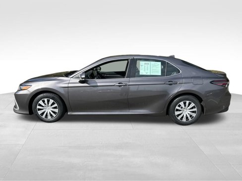 Used 2022 Toyota Camry LE image 2