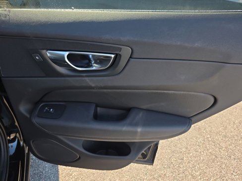 Certified 2022 Volvo XC60 B5 Momentum w/ Climate Package image 14