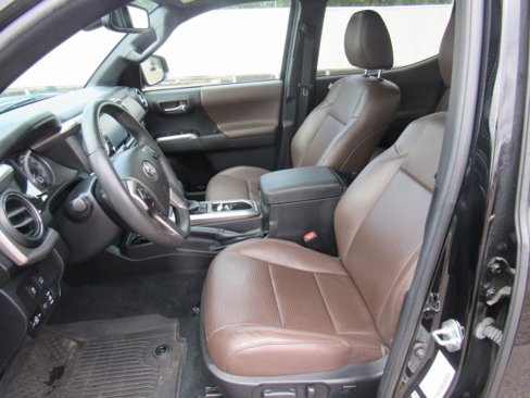 Used 2023 Toyota Tacoma Limited image 15