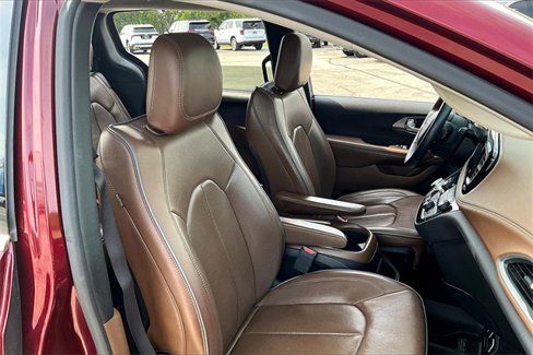 Used 2018 Chrysler Pacifica Limited image 30