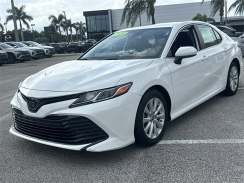Used 2020 Toyota Camry LE image 2