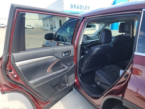 Used 2019 Toyota Highlander XLE image 20
