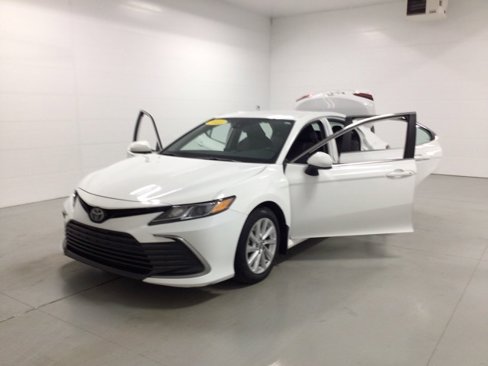 Used 2023 Toyota Camry LE image 9