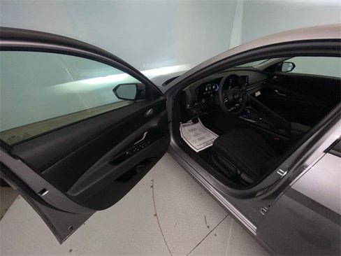 Used 2025 Hyundai Elantra SE image 11