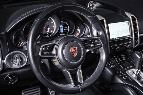 Used 2016 Porsche Cayenne Turbo S image 18