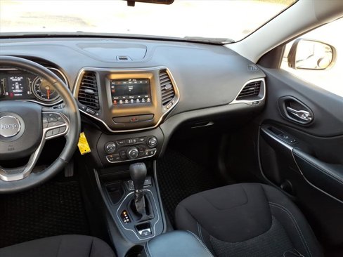 Certified 2019 Jeep Cherokee Latitude w/ Cold Weather Group image 8