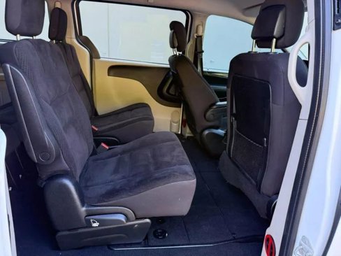 Used 2018 Dodge Grand Caravan SE w/ UConnect Hands-Free Group image 4