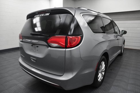 Used 2019 Chrysler Pacifica Touring-L image 7